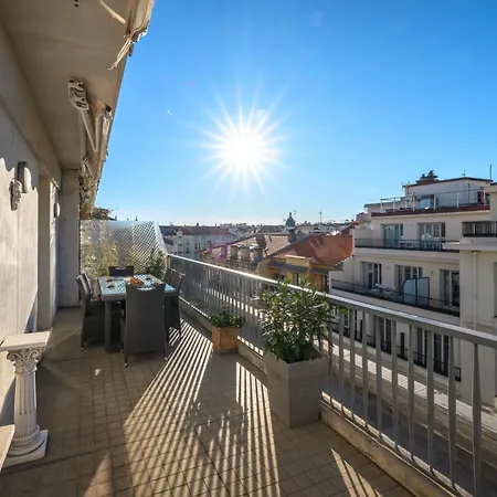 Terrasse Ensoleillee Sur Les Toits De 尼斯