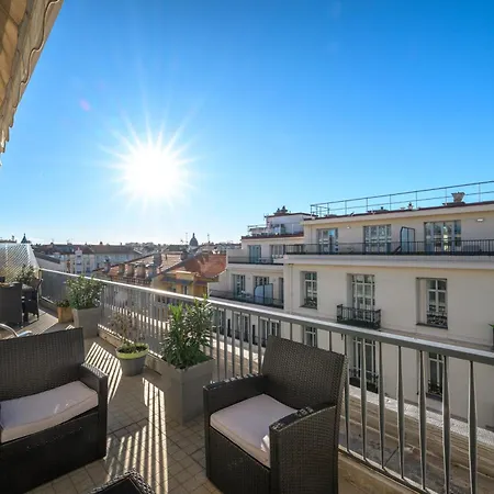Terrasse Ensoleillee Sur Les Toits De *