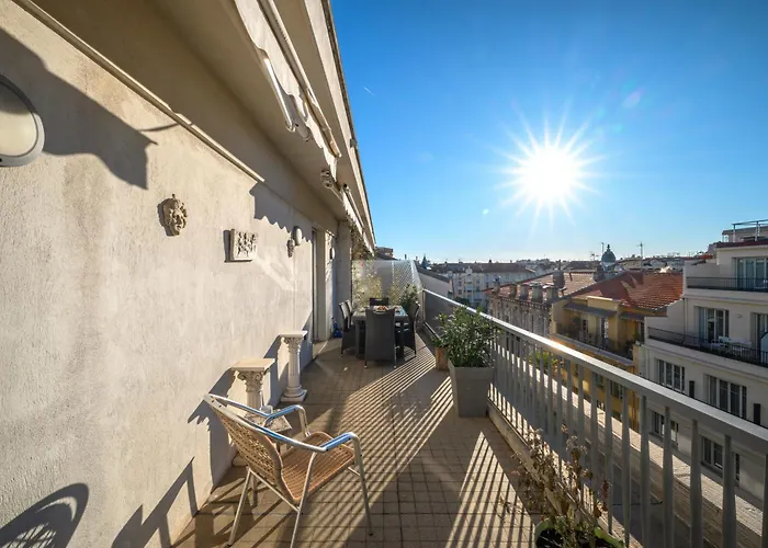 Terrasse Ensoleillee Sur Les Toits De