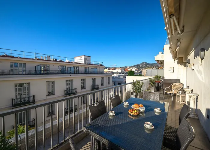 Terrasse Ensoleillee Sur Les Toits De Apartamento *