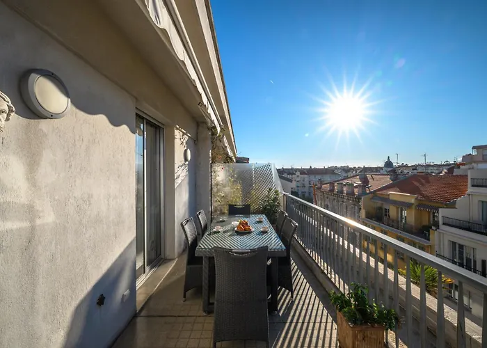 Terrasse Ensoleillee Sur Les Toits De Nice