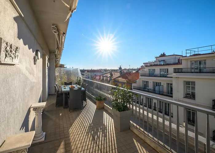 Terrasse Ensoleillee Sur Les Toits De Nice