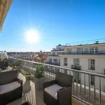 Terrasse Ensoleillee Sur Les Toits De *