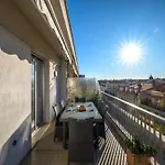 Terrasse Ensoleillee Sur Les Toits De ניס
