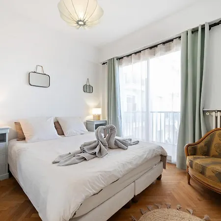 Terrasse Ensoleillee Sur Les Toits De Apartmán