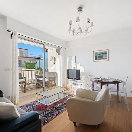 Terrasse Ensoleillee Sur Les Toits De *