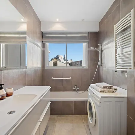 Terrasse Ensoleillee Sur Les Toits De * Nice