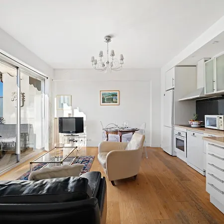 Terrasse Ensoleillee Sur Les Toits De *