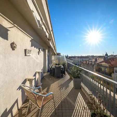 Terrasse Ensoleillee Sur Les Toits De