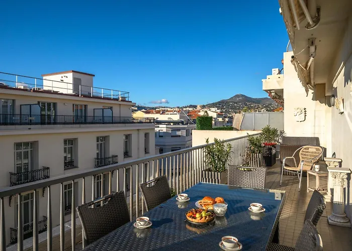 Terrasse Ensoleillee Sur Les Toits De Apartmán Nice