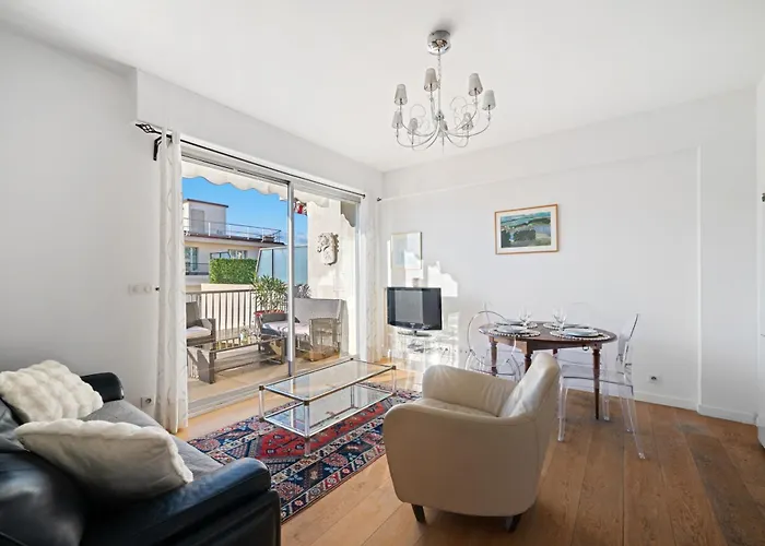 Terrasse Ensoleillee Sur Les Toits De *