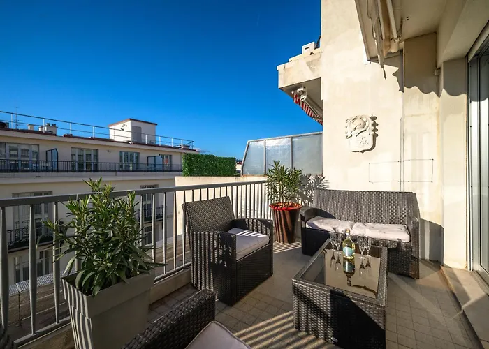 Terrasse Ensoleillee Sur Les Toits De