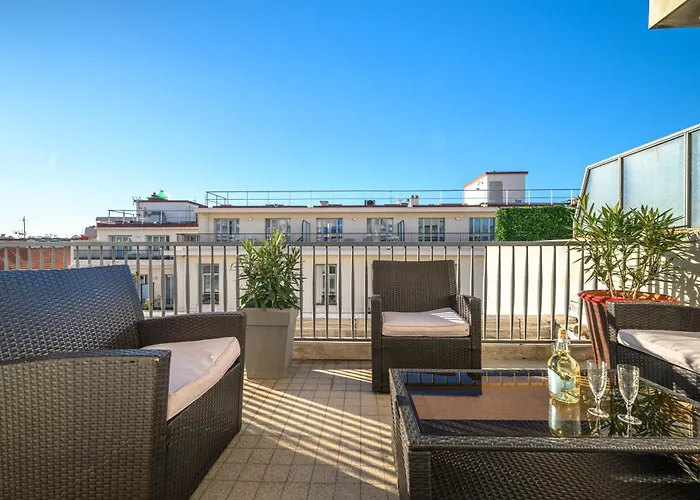 Terrasse Ensoleillee Sur Les Toits De *