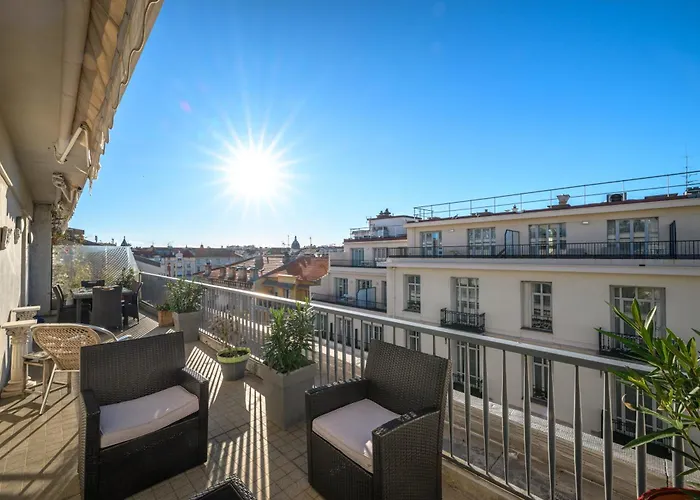 Terrasse Ensoleillee Sur Les Toits De *