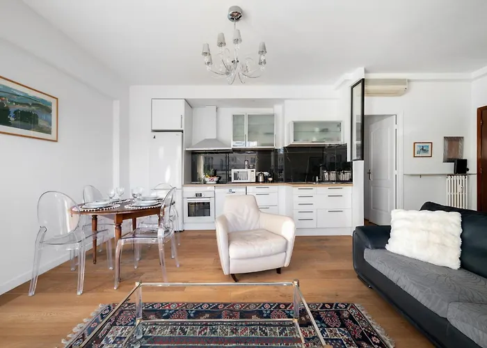 Terrasse Ensoleillee Sur Les Toits De * Nice