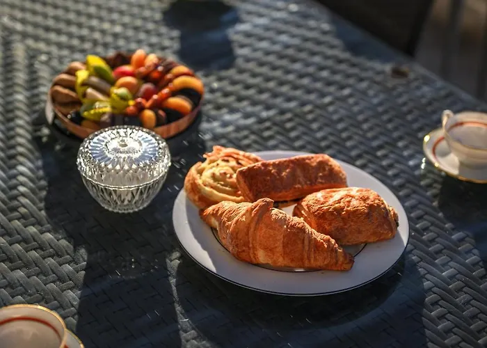 Terrasse Ensoleillee Sur Les Toits De *