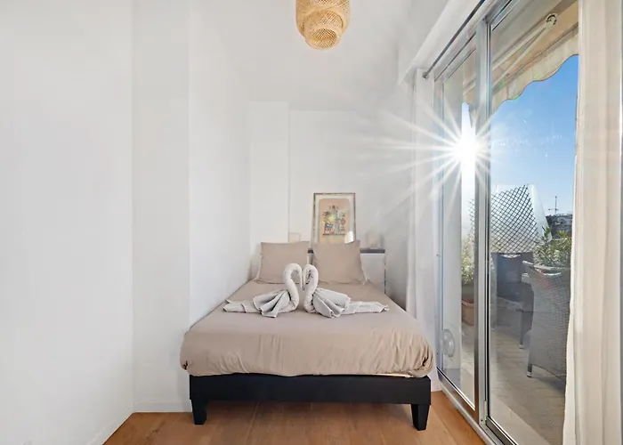 Terrasse Ensoleillee Sur Les Toits De Nice