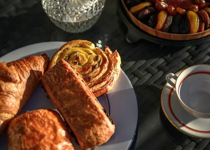 Terrasse Ensoleillee Sur Les Toits De * Nice