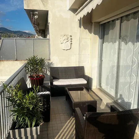 Terrasse Ensoleillee Sur Les Toits De * Ницца