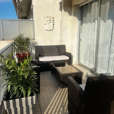 Terrasse Ensoleillee Sur Les Toits De * Ницца