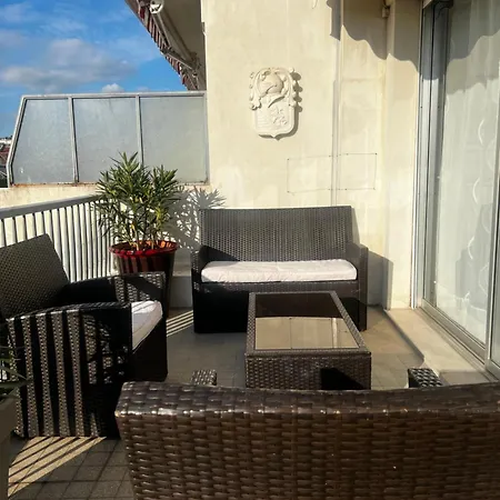 Terrasse Ensoleillee Sur Les Toits De *