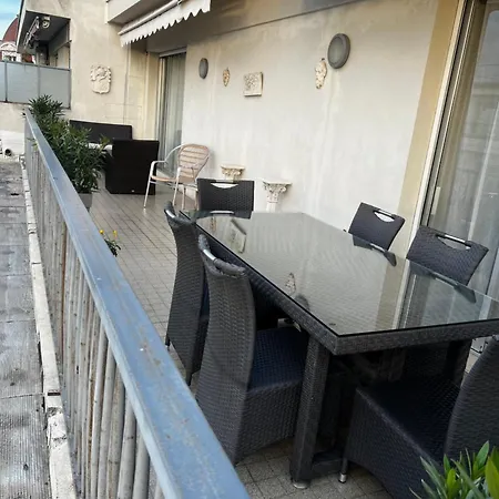 Terrasse Ensoleillee Sur Les Toits De *