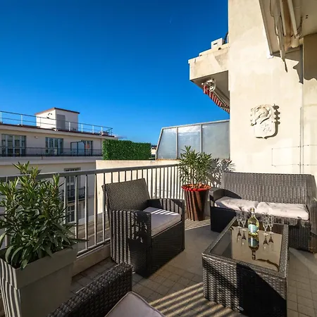 Terrasse Ensoleillee Sur Les Toits De