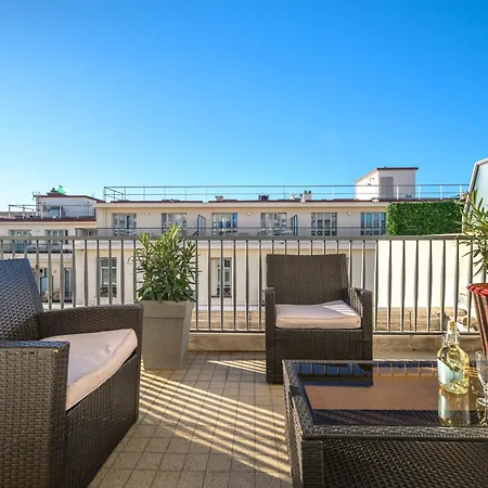 Terrasse Ensoleillee Sur Les Toits De *