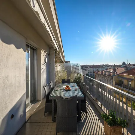 Terrasse Ensoleillee Sur Les Toits De Nice